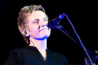 «Вечер поэзии»: «Сурганова и Оркестр» поздравили калининградок с 8 марта