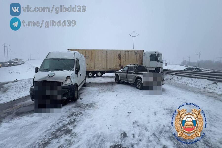На Северном обходе произошло ДТП, грузовой автомобиль перегородил дорогу (фото)