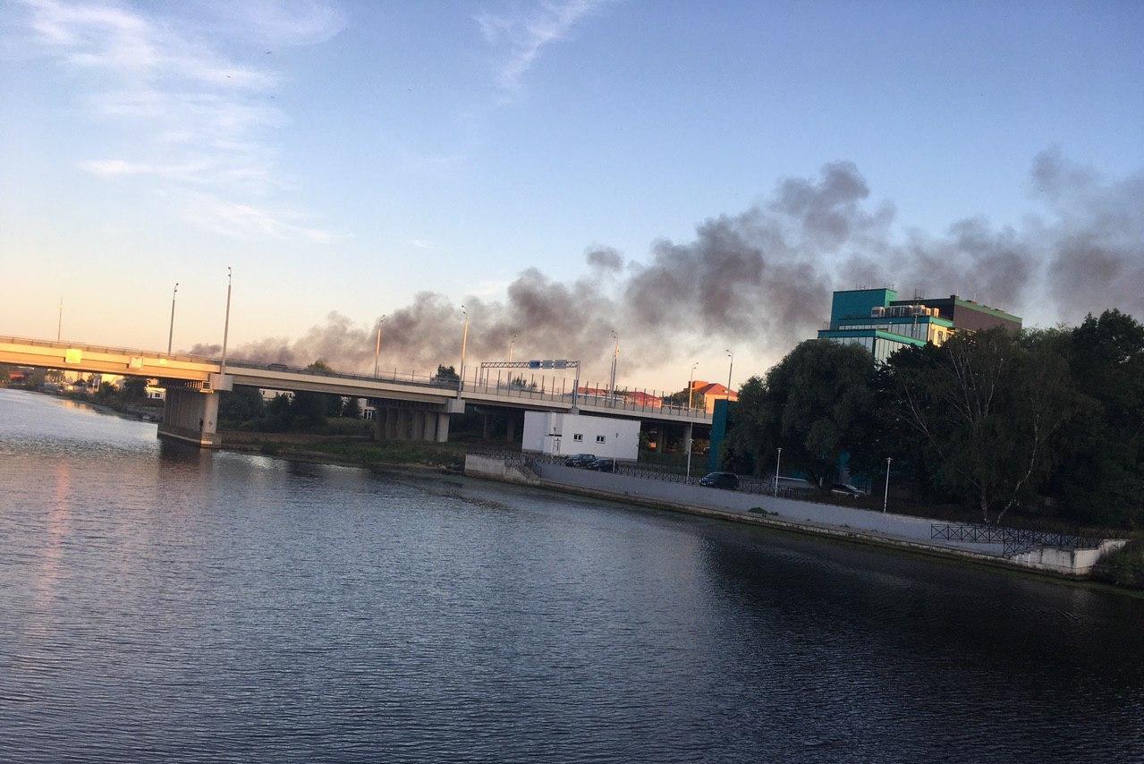 В МЧС объяснили причину появления столба черного дыма над Калининградом (фото)