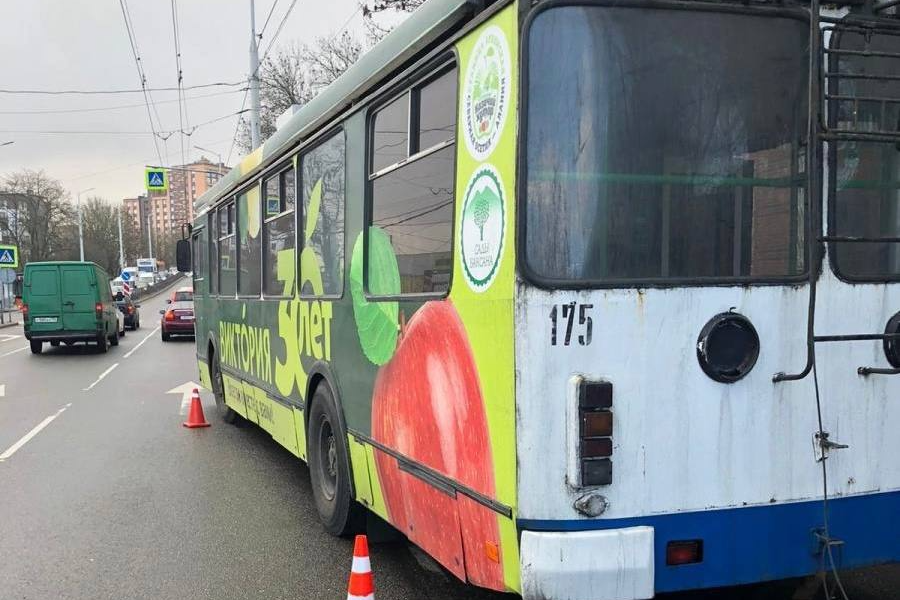 В Калининграде на улице Горького при резком старте троллейбуса получила травмы пассажирка (фото)