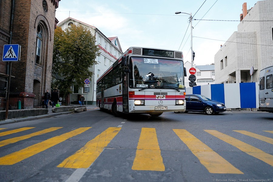 В Калининграде пенсионерка упала в автобусе и сломала позвоночник