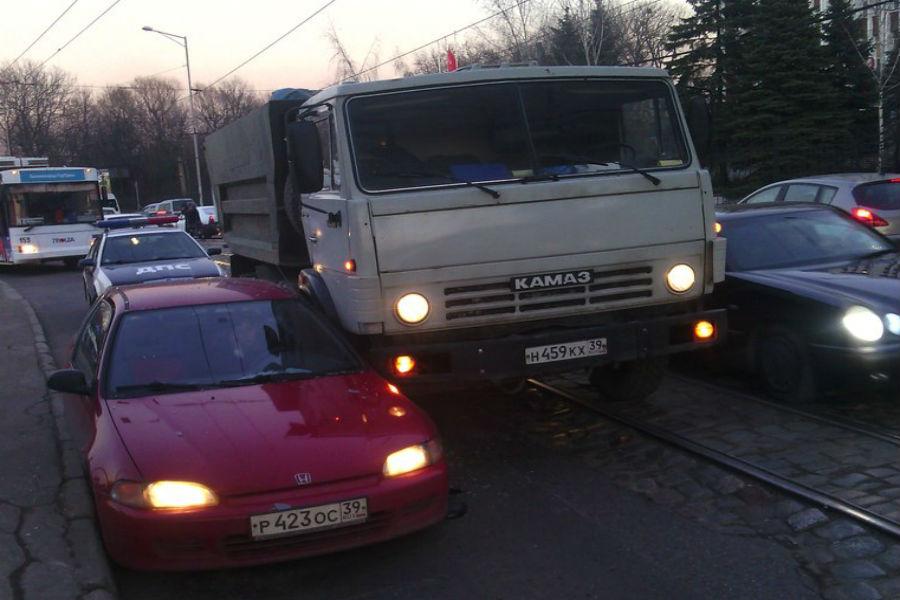 На Киевской столкнулись легковушка и грузовик (фото)