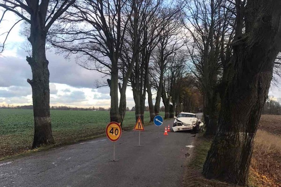 Под Гурьевском «Тойота» врезалась в дерево, водитель в больнице (фото)