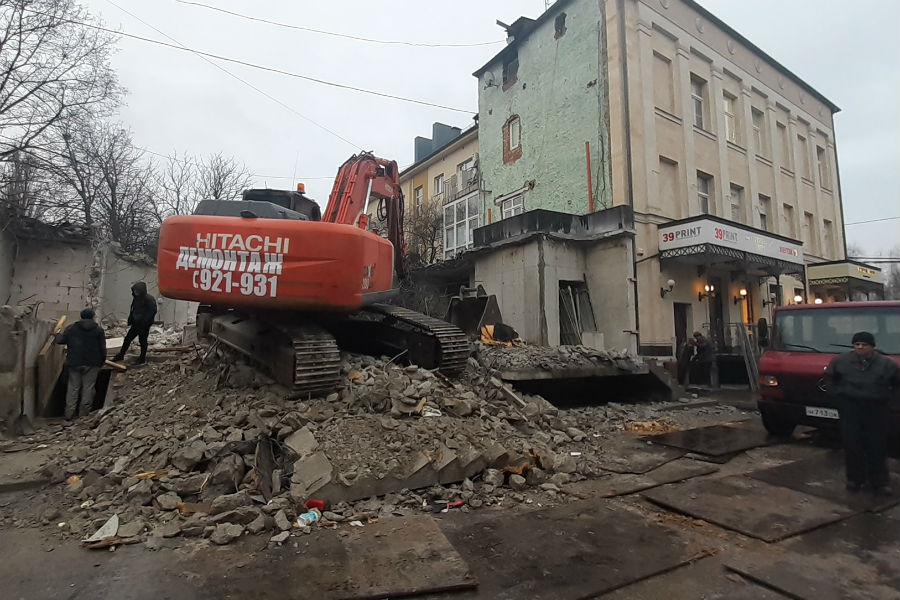 На Ленинском проспекте в Калининграде снесли незаконную пристройку у бара «Либерти» (видео)
