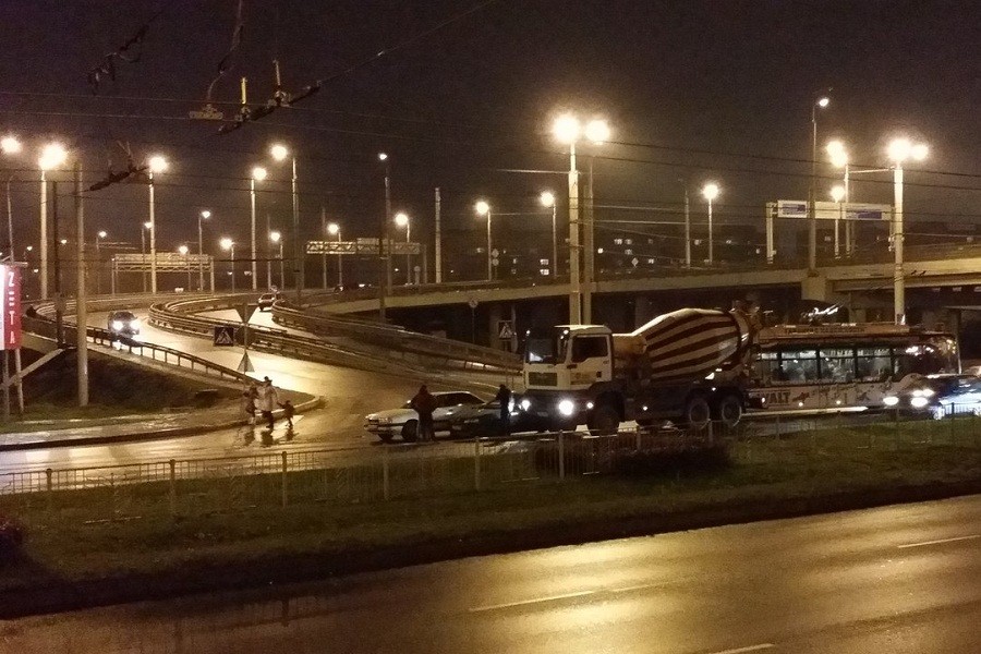 На Московском проспекте легковушка столкнулась с бетономешалкой (фото) 
