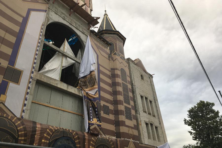 С синагоги в Калининграде ветер сорвал фальш-фасад (фото)