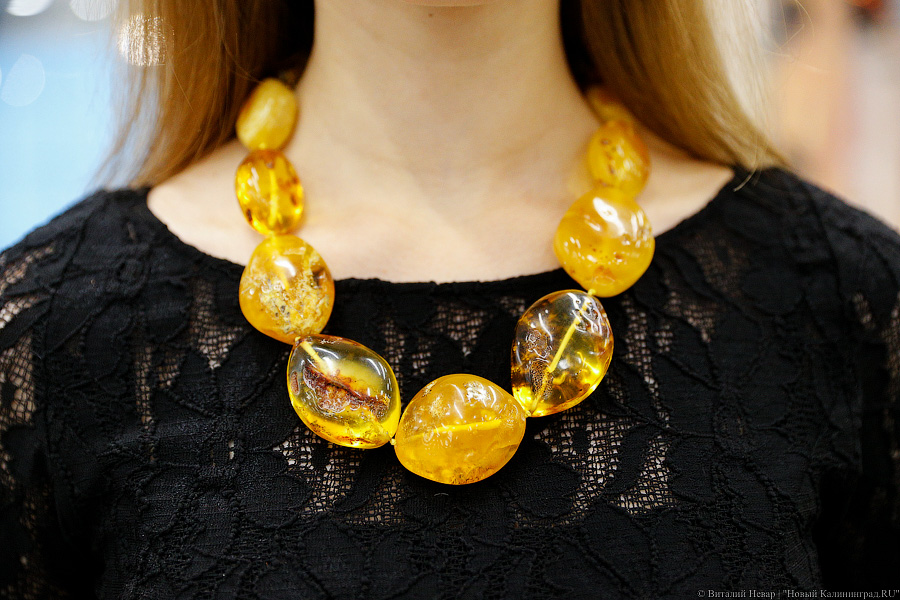 На Янтарном комбинате рассказали, как отличить натуральный янтарь от подделки
