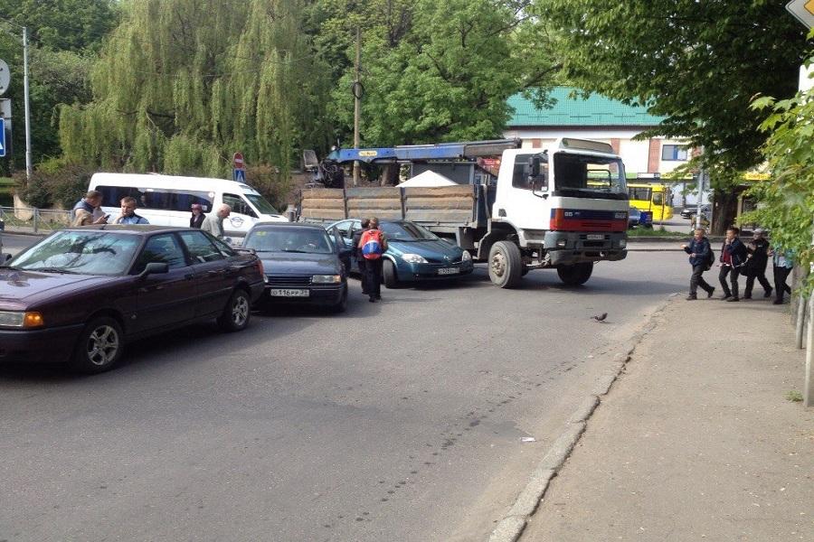 Очевидцы: в Калининграде водитель грузовика засмотрелся на ДТП и попал в аварию (фото)