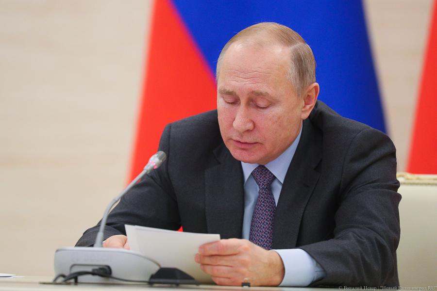 Путин поручил проиндексировать зарплату бюджетникам в январе 2023 года