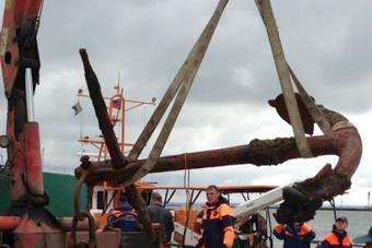 Со дна Балтийского моря подняли два старинных  якоря 