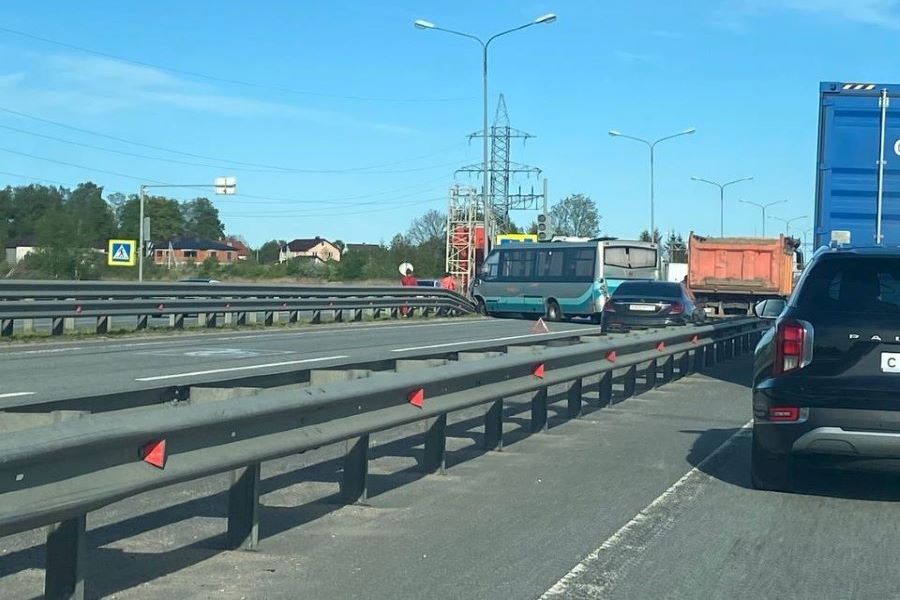 Очевидцы: под Калининградом столкнулись пассажирский автобус и песковоз (фото) (видео)