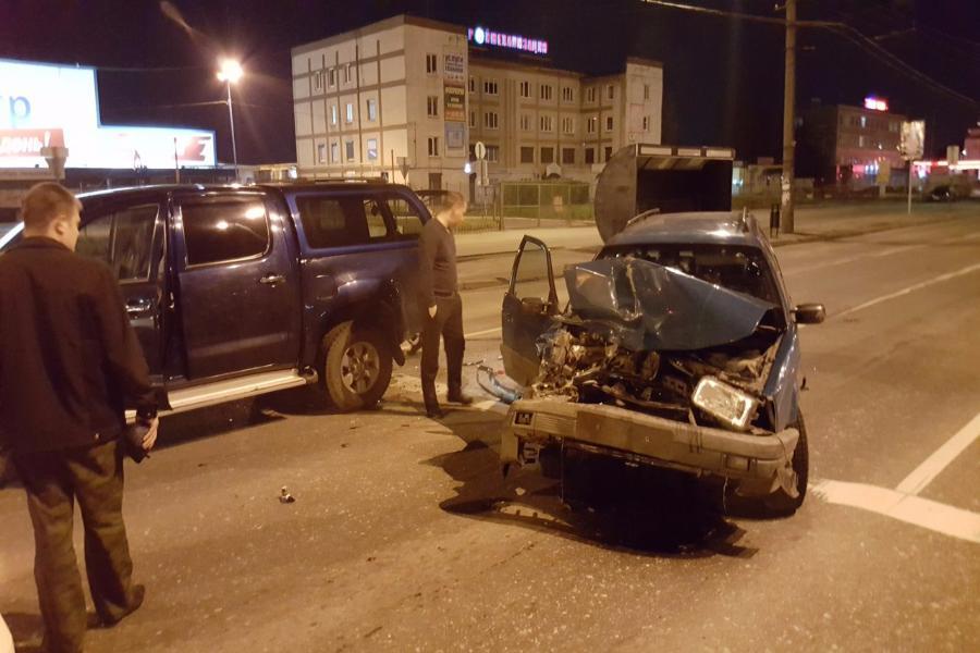 Ночью на Московском проспекте разбился «Фольксваген» (фото)