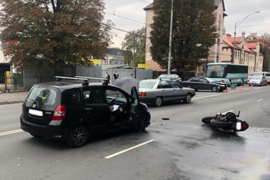 На проспекте Победы произошло ДТП с «Митсубиси», мотоциклом и «Хонда»