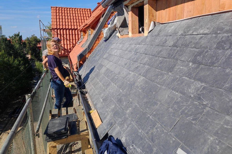 Служба «более ста лет»: при капремонте в регионе стали делать сланцевую кровлю (фото)