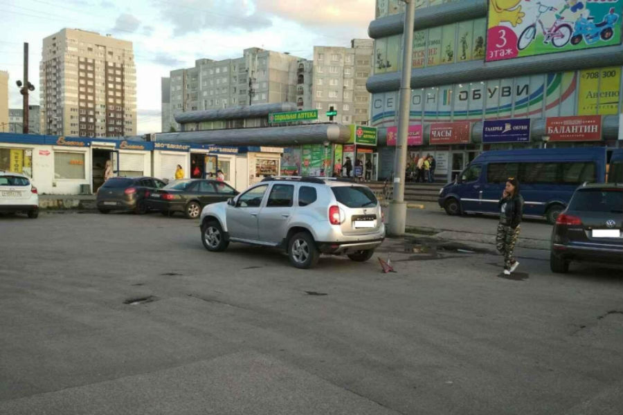 На Интернациональной двигавшийся задним ходом «Рено» сбил пенсионера