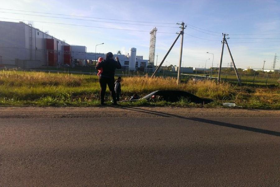 На Окружной дороге автомобиль «БМВ» вылетел в кювет (фото)