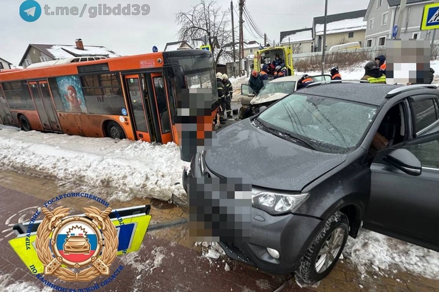 Два автомобиля и автобус: на Катина произошло тройное ДТП с пострадавшим (фото)