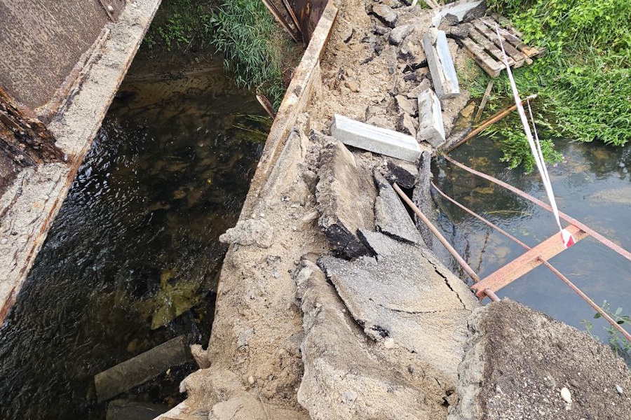 В Калинино перекрыли движение через частично обрушившийся мост (фото)