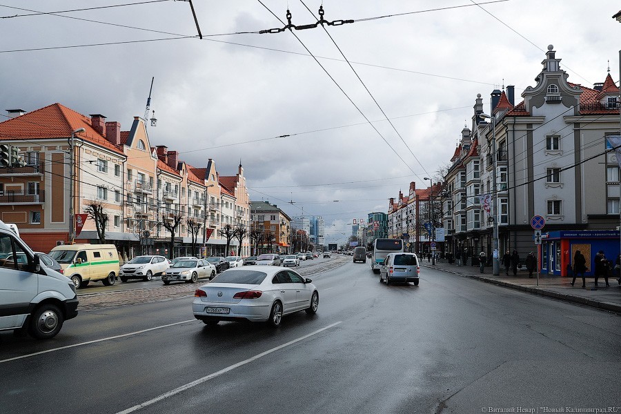 Жильцов квартиры в доме на Ленпроспекте заставили расстеклить балкон