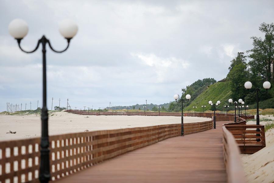 Глава Янтарного: променад каждый год засыпает песком, попробуем его поднять