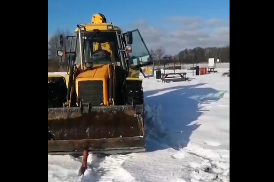 В Прегольском сносят инфраструктуру рыбного хозяйства на озере Карповском (фото)