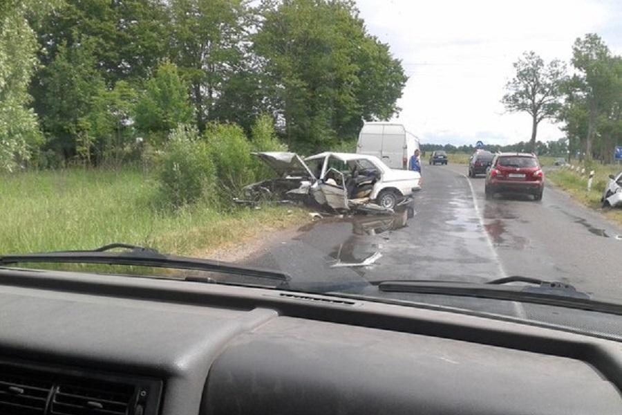 Под Багратионовском «Мерседес» врезался в «Хюндай», пострадали трое (фото)