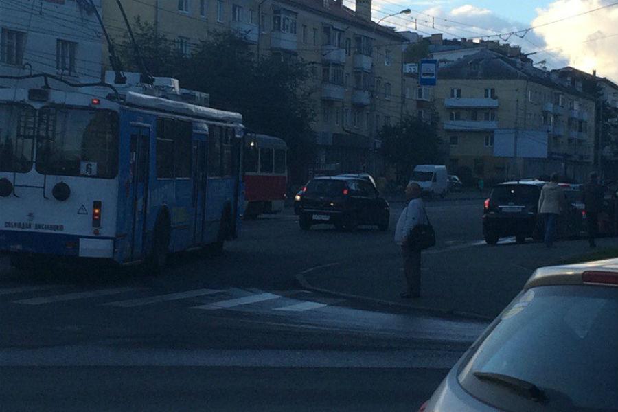 На Советском проспекте столкнулись троллейбус и иномарка, проезд затруднен (фото)