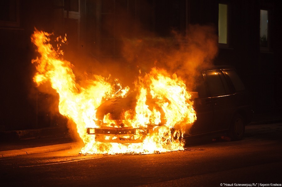 Ночью на Советском проспекте в Калининграде загорелись четыре машины