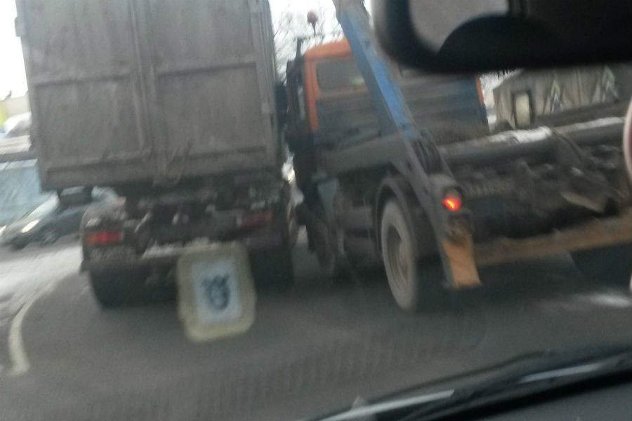 Из-за ДТП с участием мусоровоза затруднено движение возле двухъярусного моста (фото)