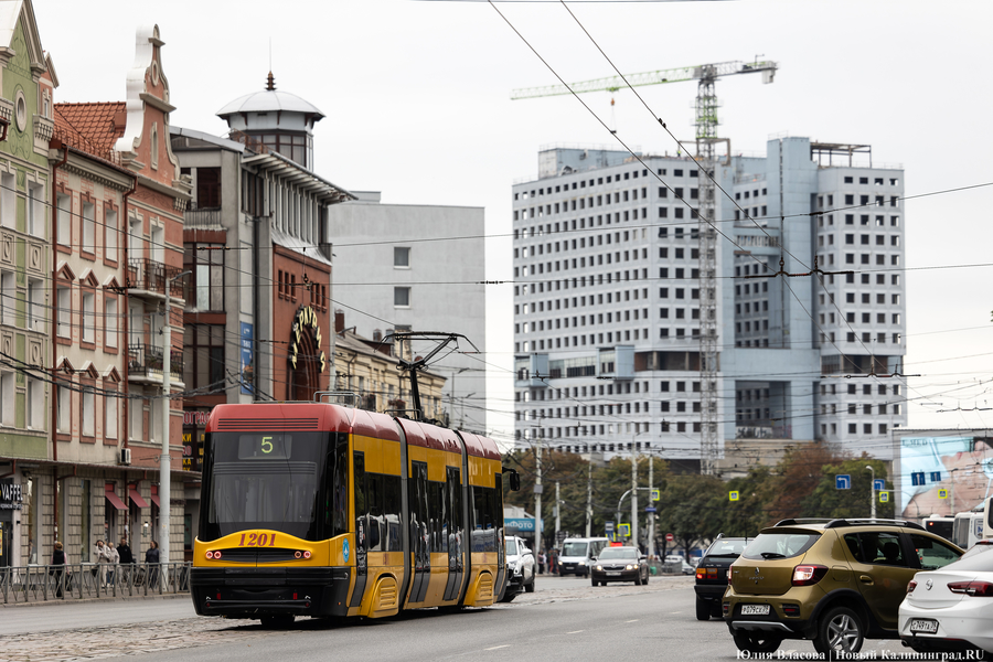 На трамвайных путях на Ленинском проспекте меняют брусчатку на асфальт