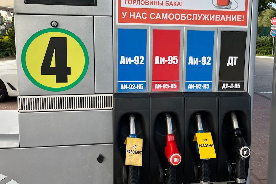 Власти: 92-й бензин пропал на части заправок из-за «нарушения ритмичности поставок» (фото)