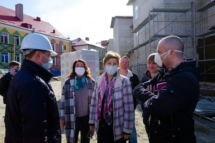 Почему в маске, почему без маски: в Калининграде продолжаются социальные стройки