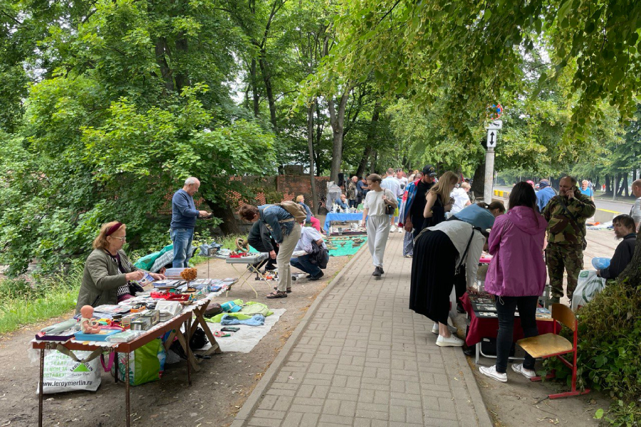 «Место притяжения»: торговцы выступают против переноса блошиного рынка 