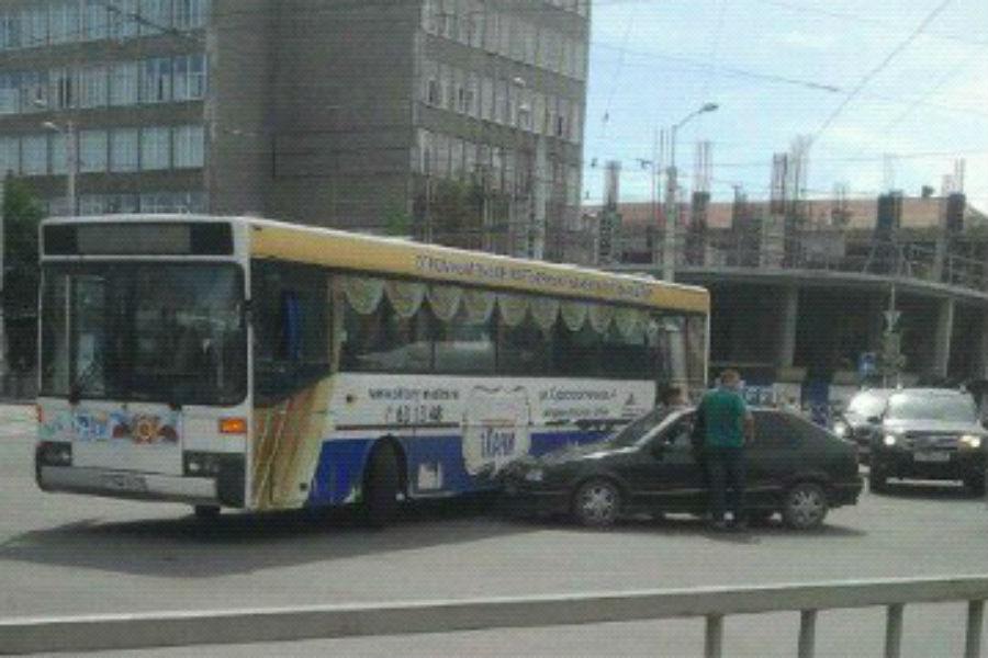 На 9 Апреля легковушка врезалась в автобус (фото)