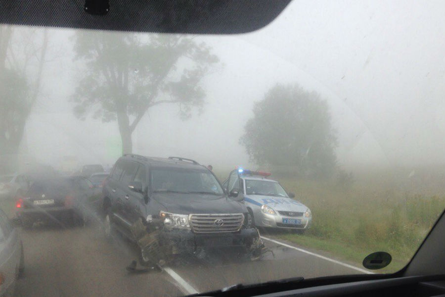 Очевидцы: на балтийской трассе произошла серьезная авария с участием джипа и мотоцикла (фото)