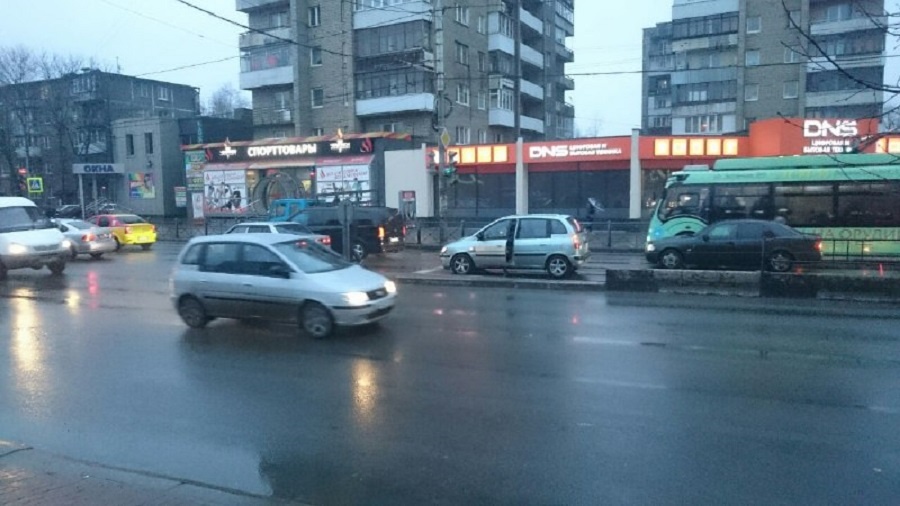 Из-за аварии на Моспроспекте затруднено движение в сторону выезда из города (фото)