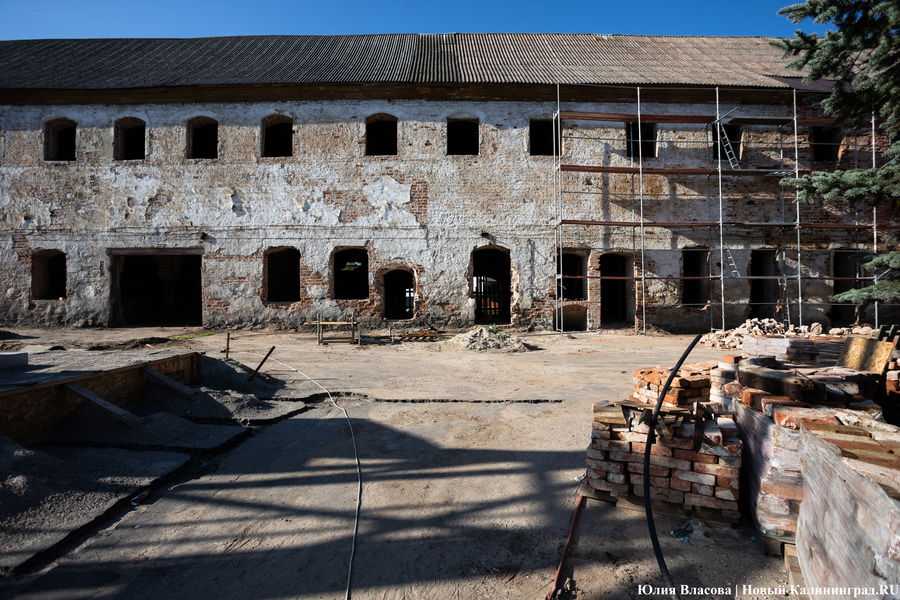 В замке Нойхаузен начали восстанавливать разрушенный флигель и круглую башню (фото)