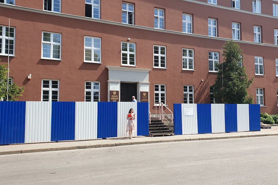 «Скользко, неудобно и опасно»: в здании регионального правительства начался ремонт крыльца (фото)