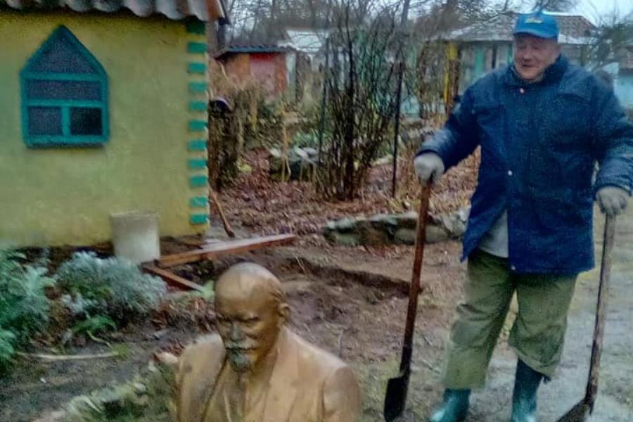 Власти Янтарного передали городской бюст Ленина для установки на огороде