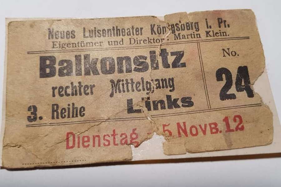 Жительница Полесска нашла билет в театр Кёнигсберга 1912 года во время ремонта (фото)
