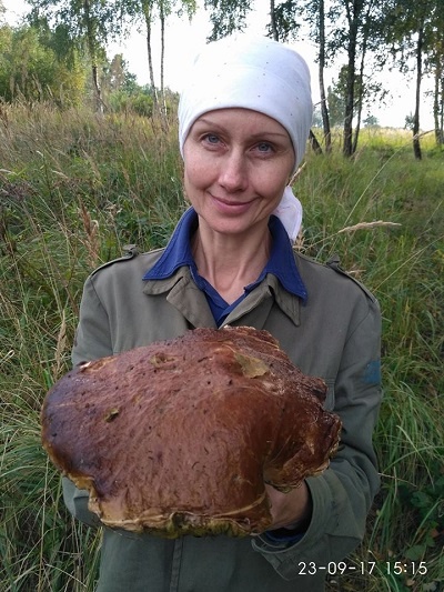 Калининградка нашла в лесу под Гурьевском гигантский белый гриб (фото) 