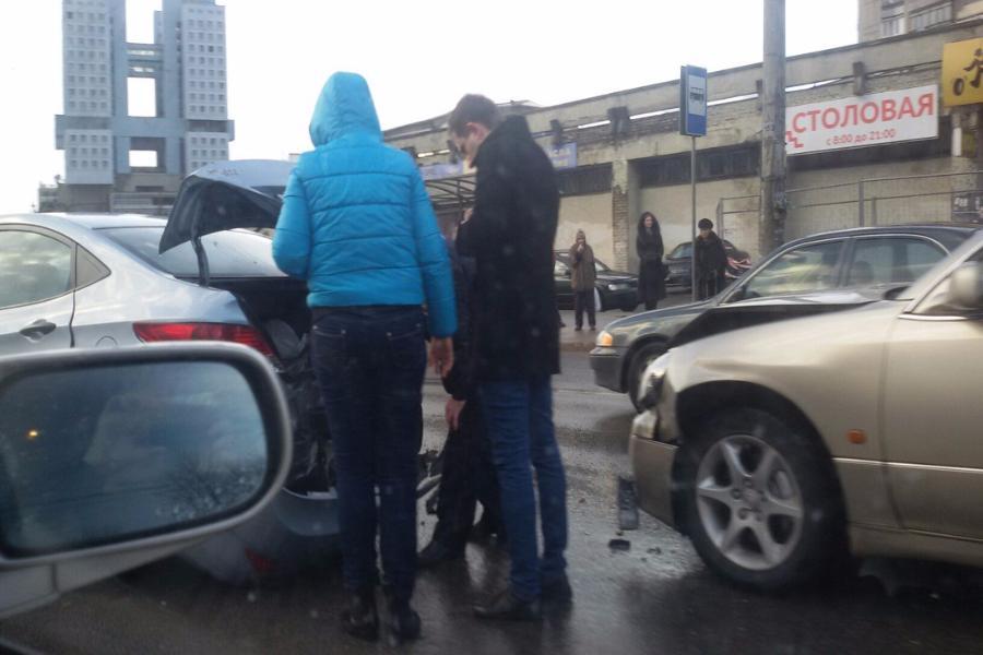На Московском проспекте затруднено движение из-за тройного ДТП (фото)