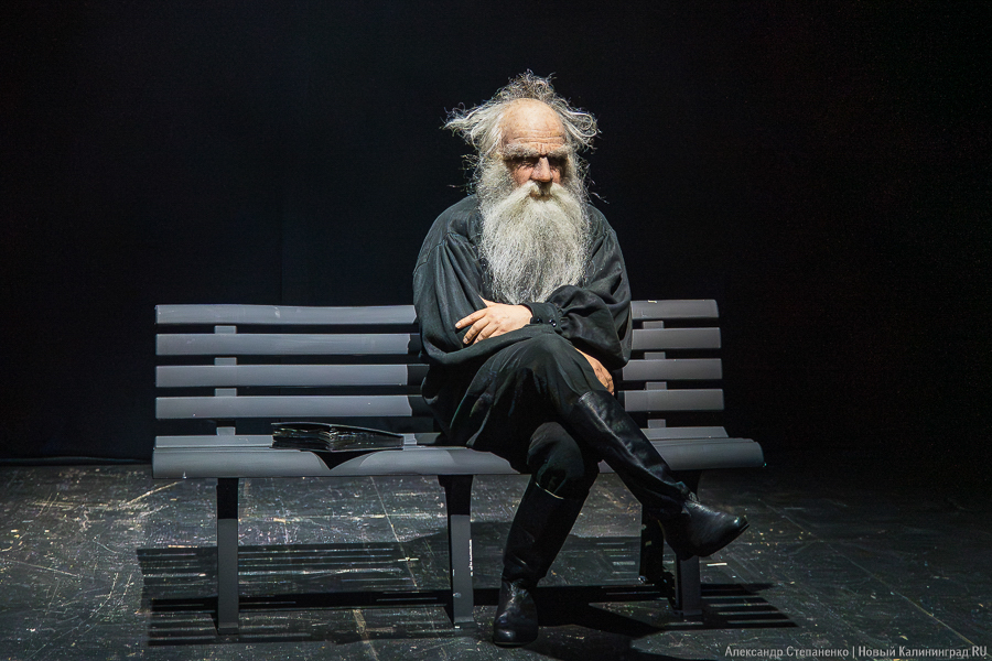 Мелочи жизни: в драмтеатре поставили спектакль по мотивам книги Льва Толстого