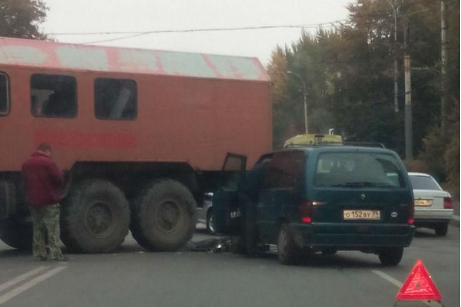 В Калининграде внедорожник «Рено» столкнулся с военным «Уралом» (фото)