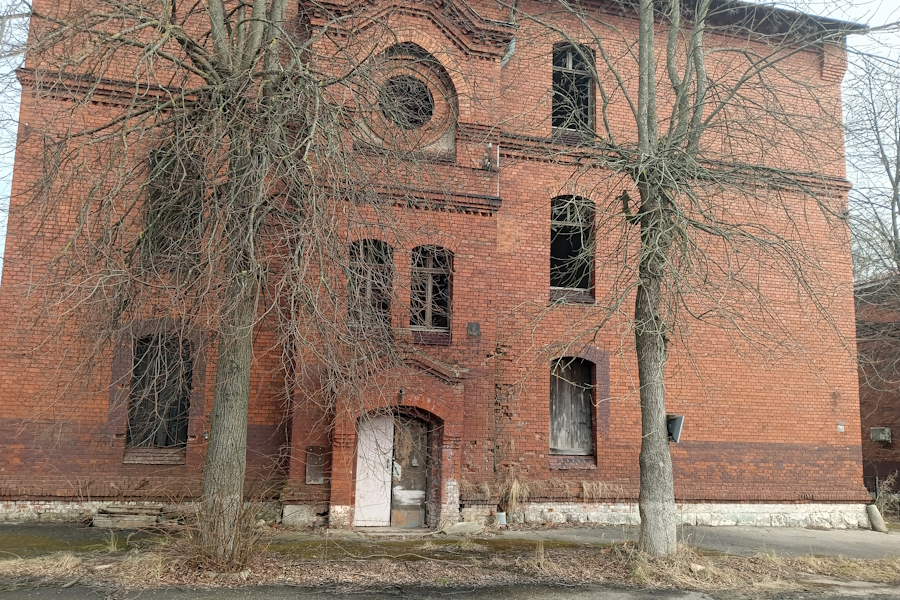 В Черняховске выставили на торги здание казармы уланского полка (фото)