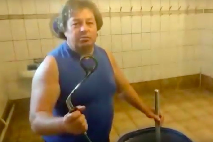 Для футболистов «Балтики» греют воду кипятильником в бочке (видео)