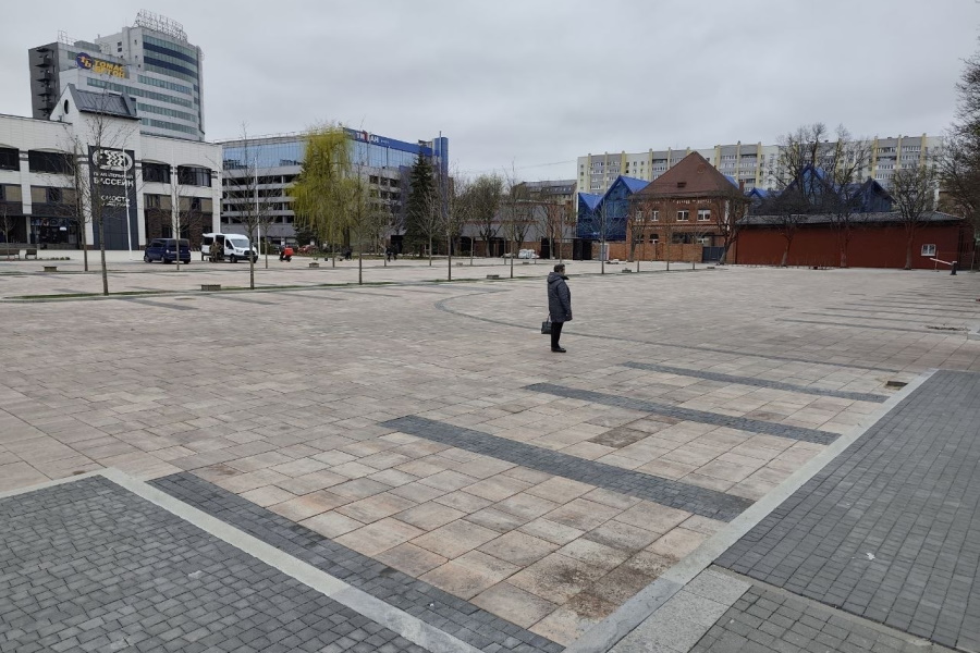 Парковку перед спорткомплексом «Юность» обещают открыть к лету (фото)