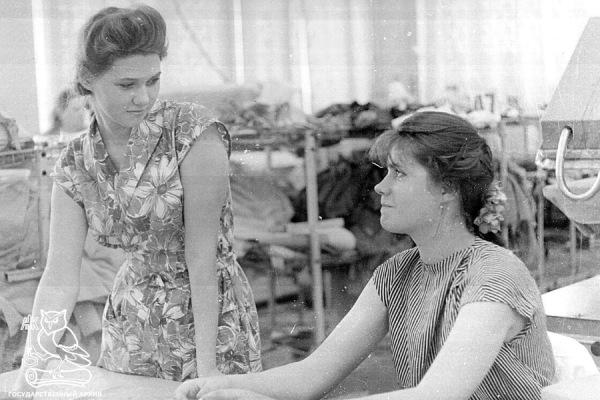 Беда на чулочной фабрике и сокровища комсомола: о чём писали газеты 35 лет назад