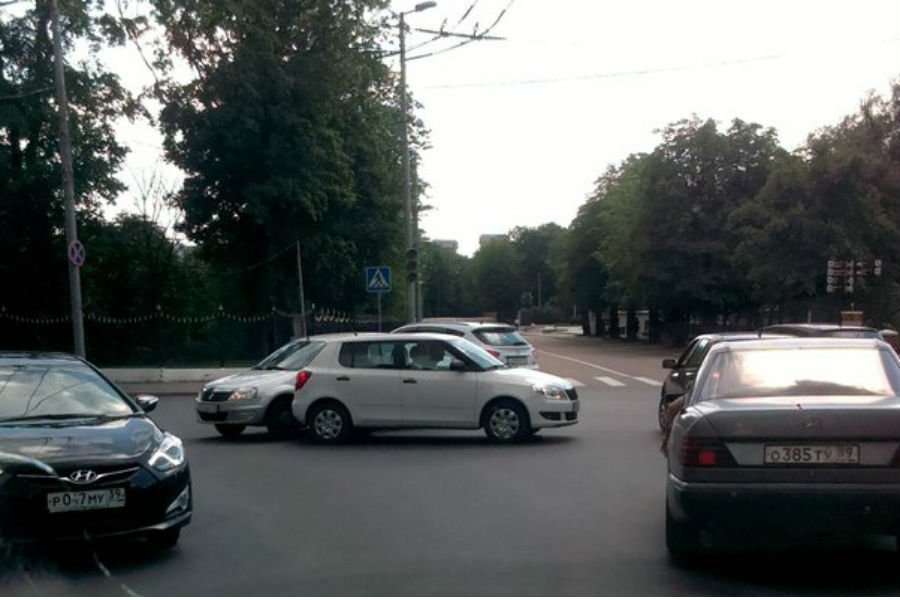 На перекрестке Горной и Гвардейского проспекта столкнулись «Рено» и «Шкода» (фото)