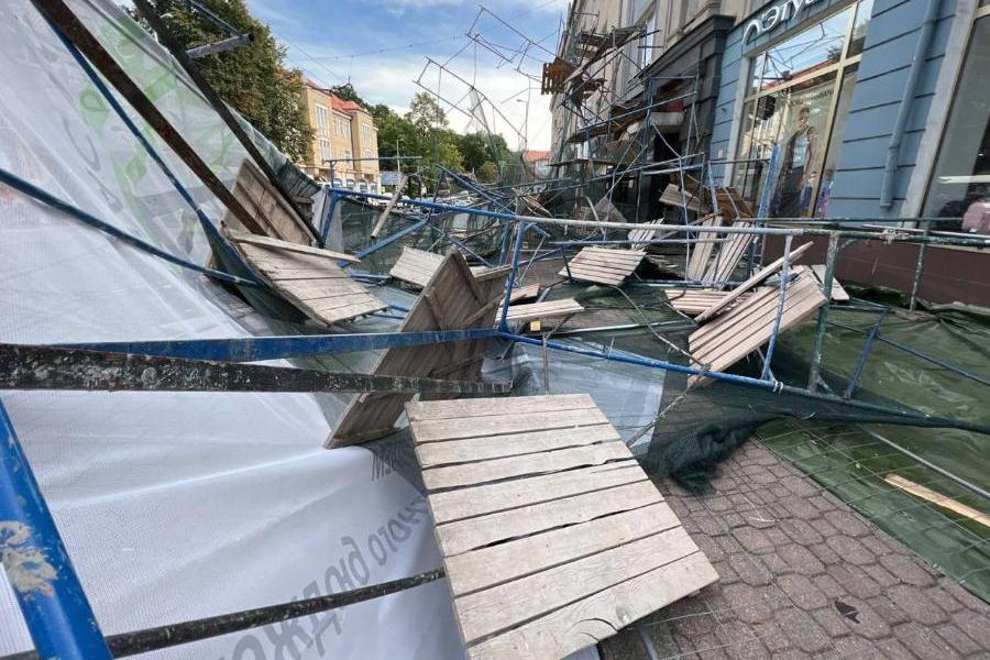 «Монтаж был не окончен»: в Фонде капремонта прокомментировали обрушение лесов на пр-те Мира